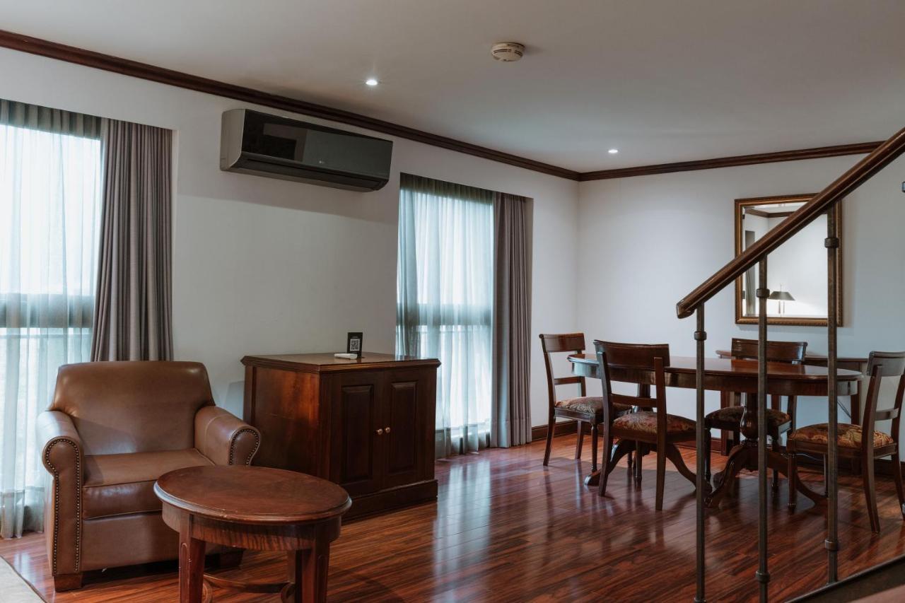 Hotel Park10 Medellín Eksteriør billede A living room in a typical apartment