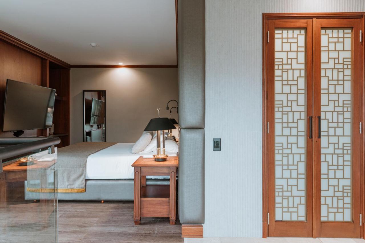 Hotel Park10 Medellín Eksteriør billede A room at the hotel
