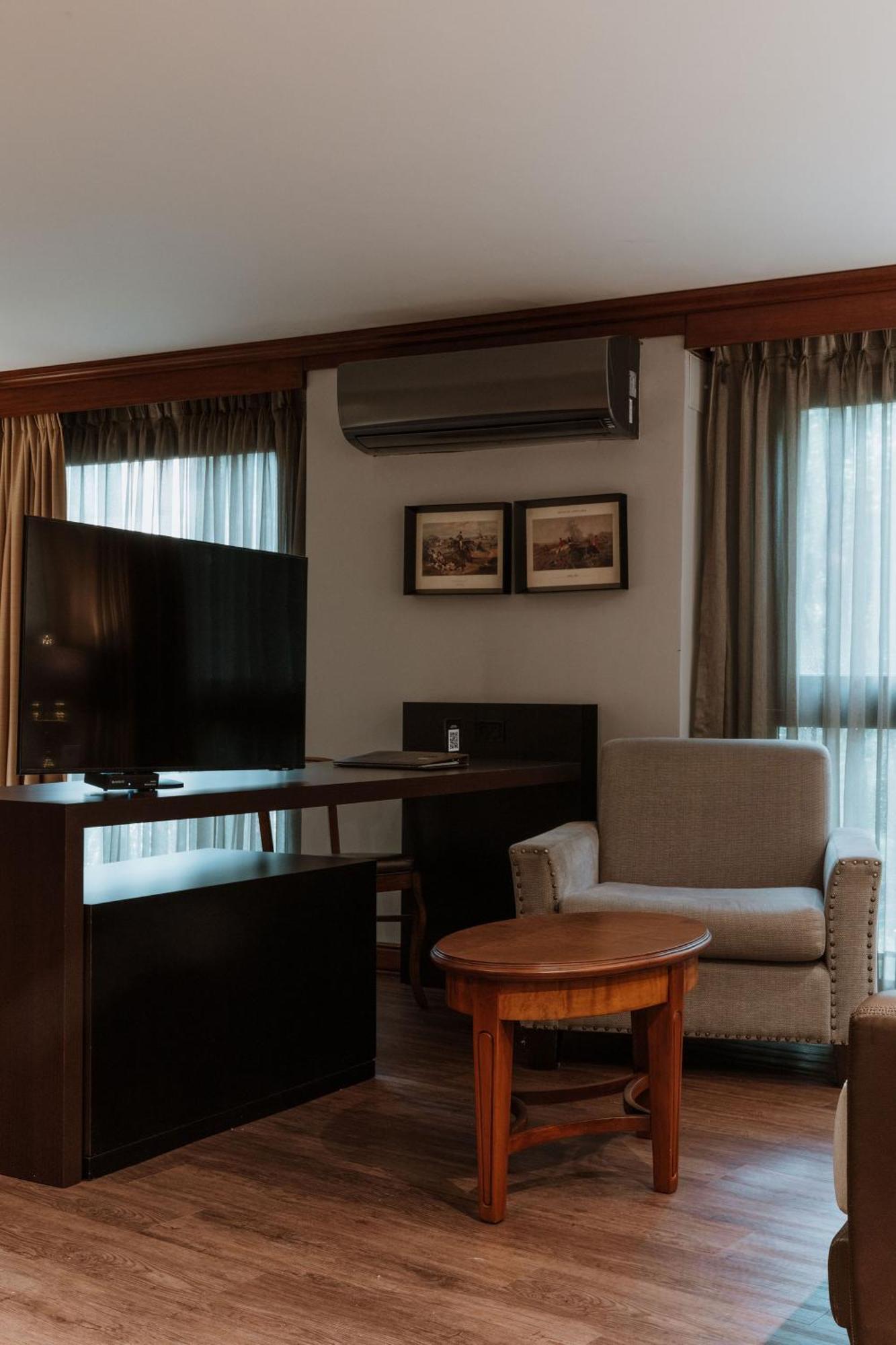 Hotel Park10 Medellín Eksteriør billede A room at the hotel