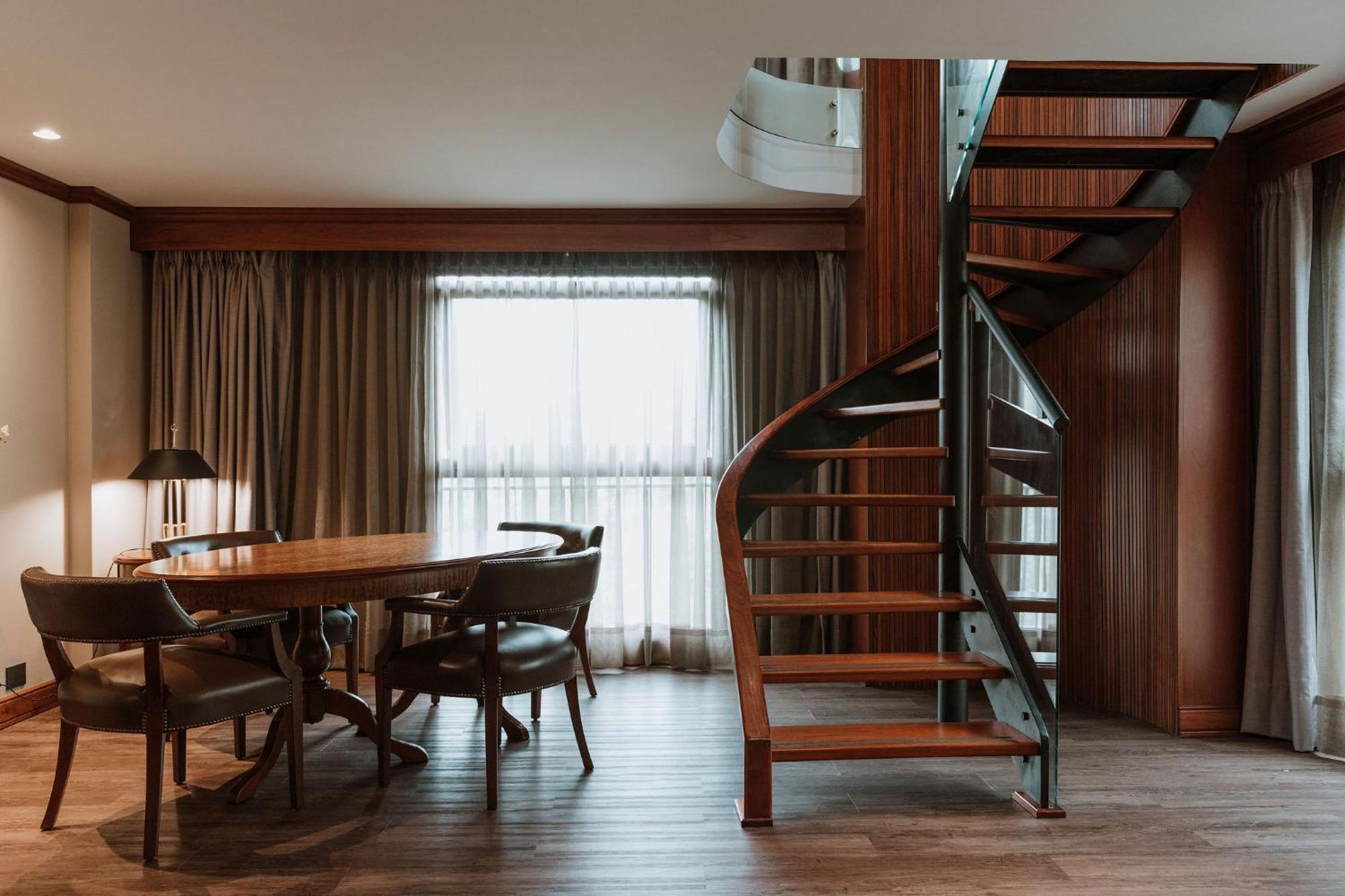 Hotel Park10 Medellín Eksteriør billede A spiral staircase in a hotel