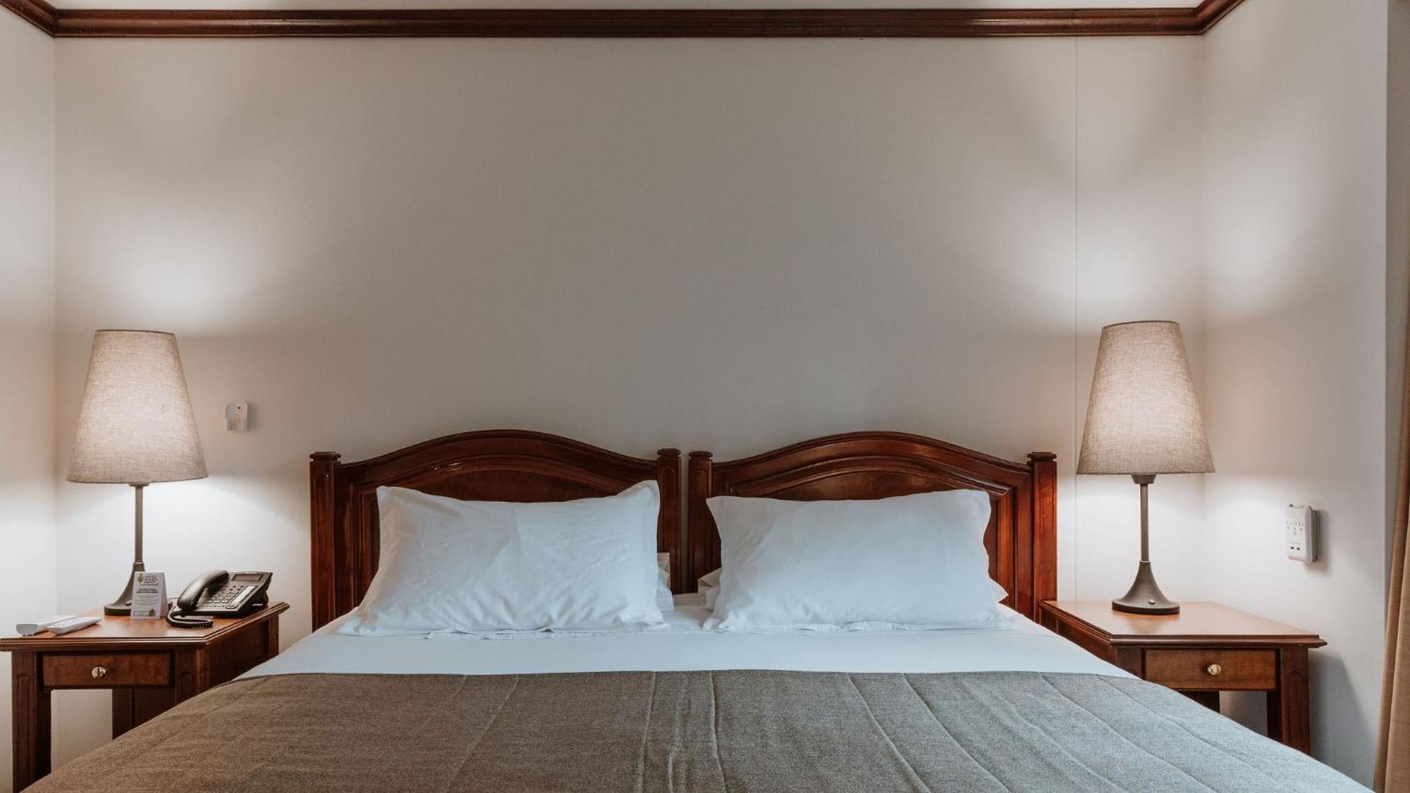 Hotel Park10 Medellín Eksteriør billede A bed with two pillows